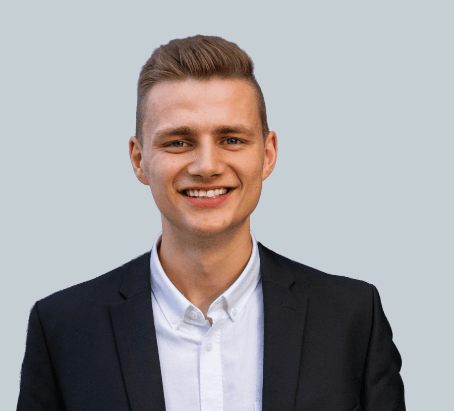 Professioneller IT-Service-Mitarbeiter bei Accompio im Gespräch.