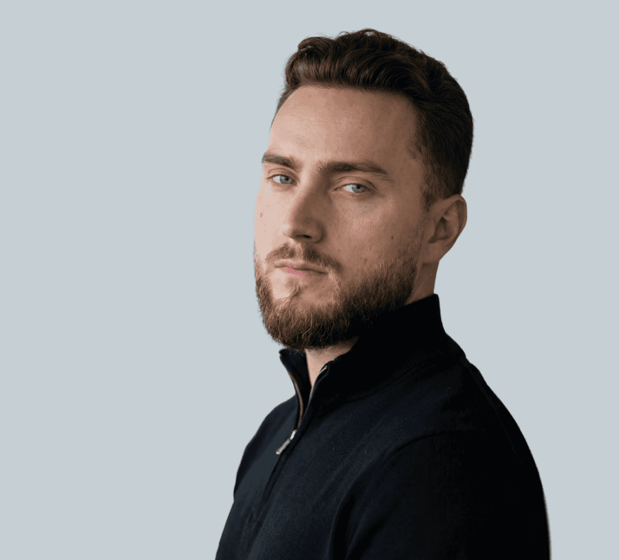 Professioneller IT-Service-Mitarbeiter bei accompio im Büro.