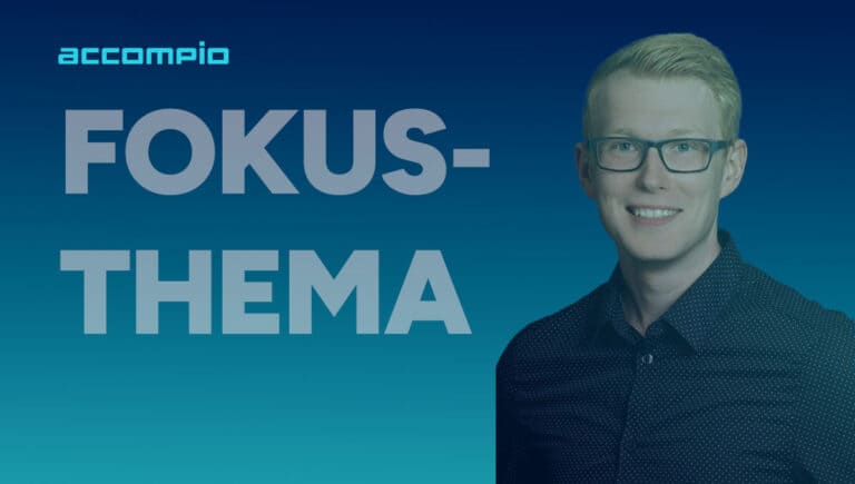 Mann mit Brille vor digitalem Hintergrund mit Text.