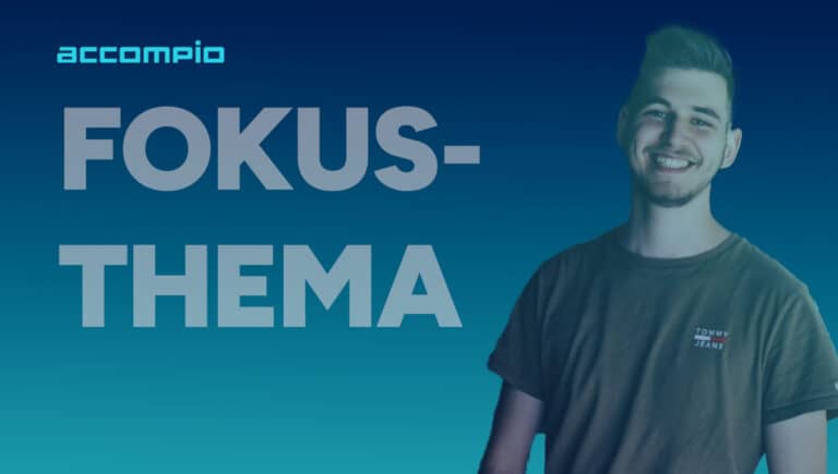 Junger Mann mit T-Shirt vor blauem Hintergrund mit Fokus-Thema.