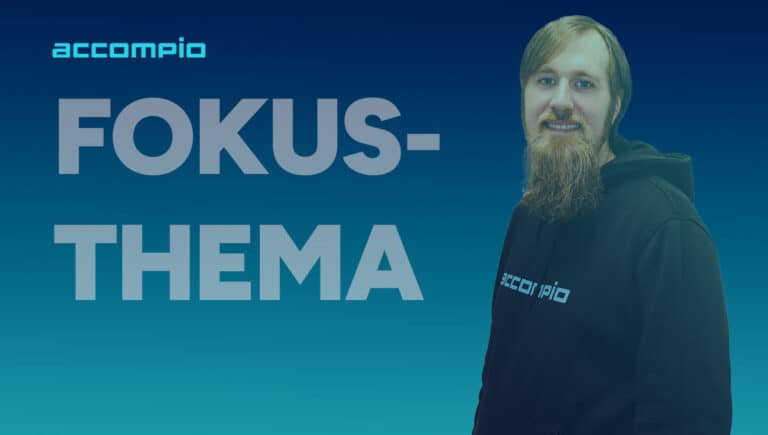 Mann in accompio Hoodie vor blauem Hintergrund mit Fokus-Thema.