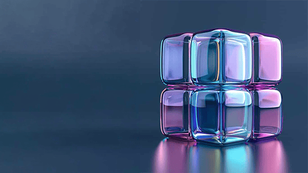 Bunte, reflektierende Würfel symbolisieren Cloud-IT-Services.