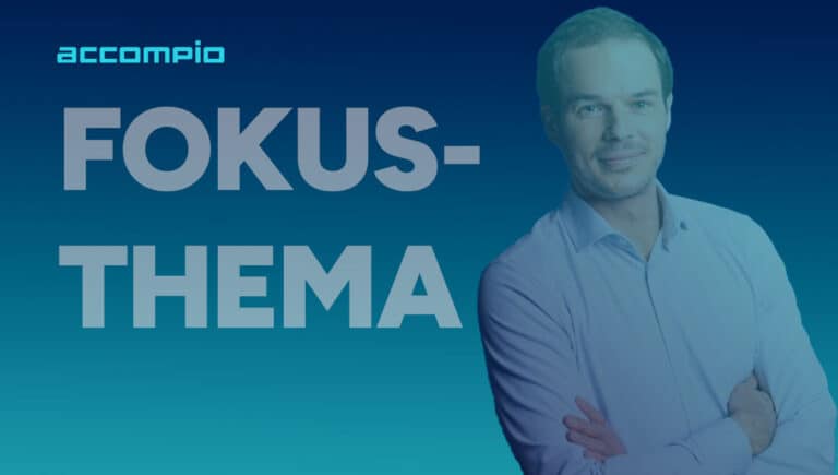 Professioneller Mann in Businesskleidung vor blauem Hintergrund.