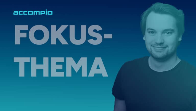 Mann vor digitalem Hintergrund mit Text 'Fokus-Thema'.