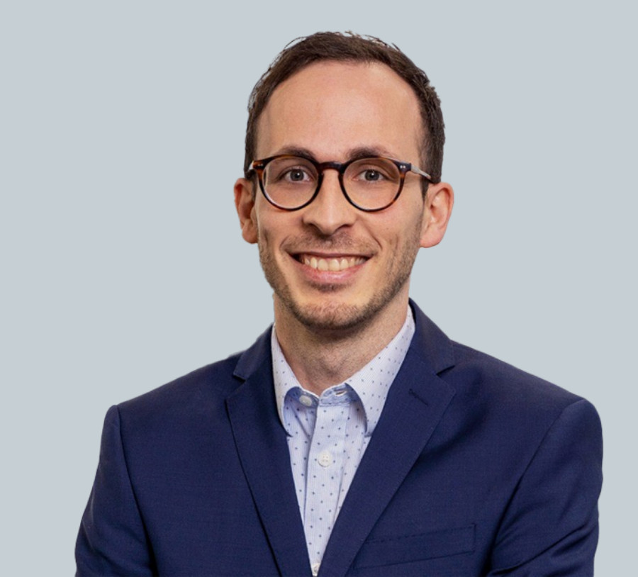 Professional IT consultant with glasses and a suit.